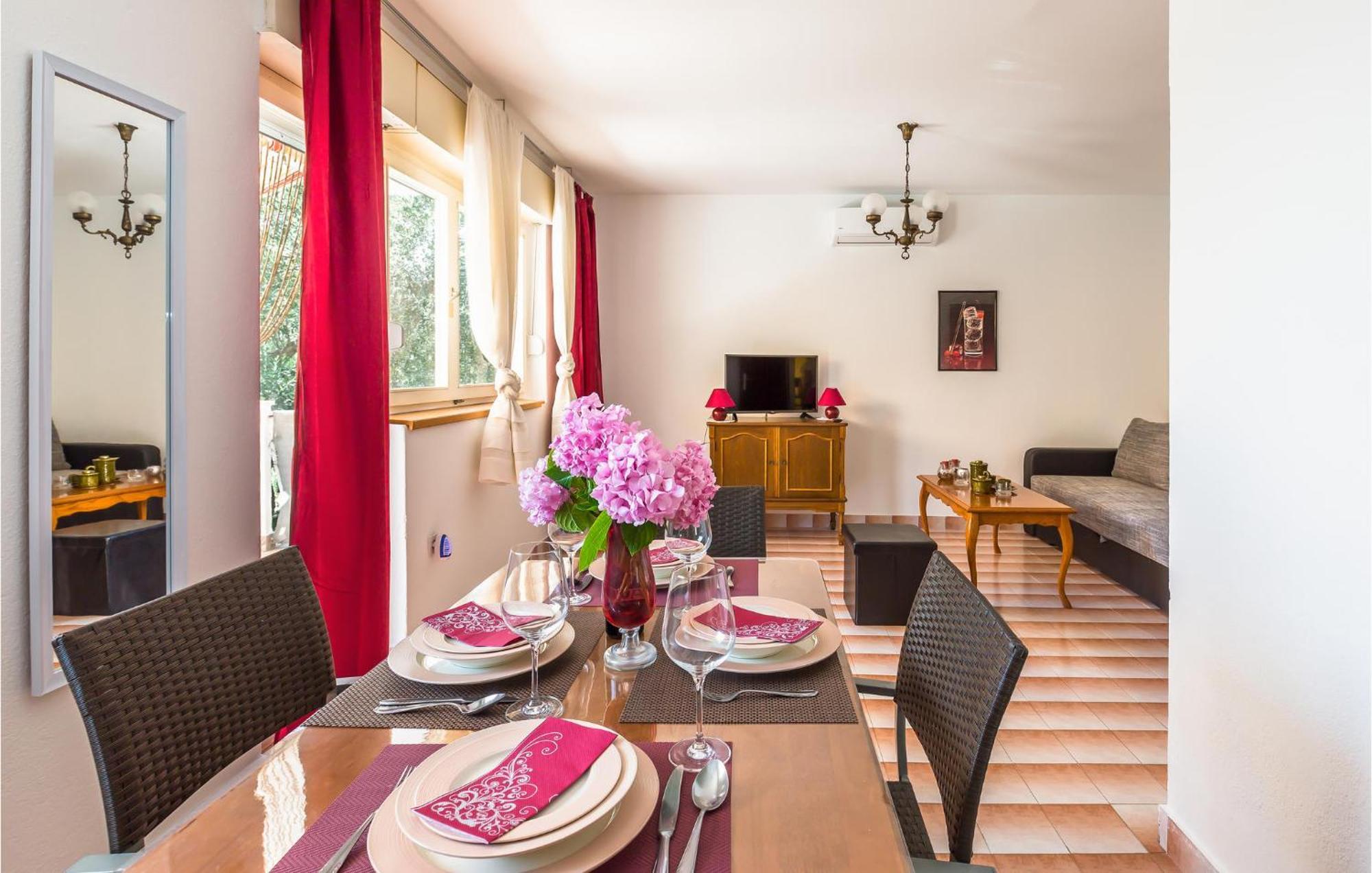 Nice Apartment In Tucepi With Wifi Kültér fotó